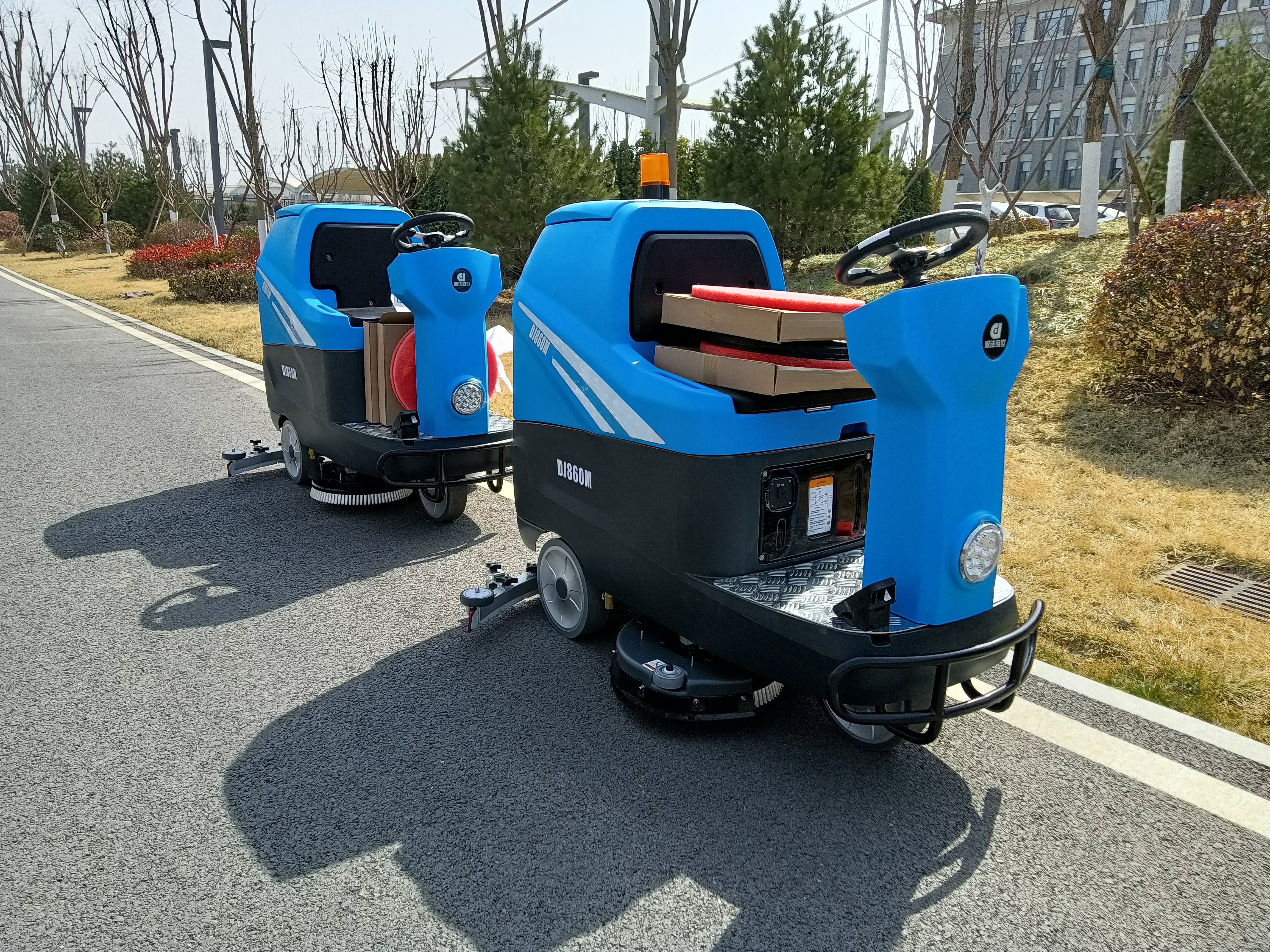 How to maintain the single battery of the floor washer?