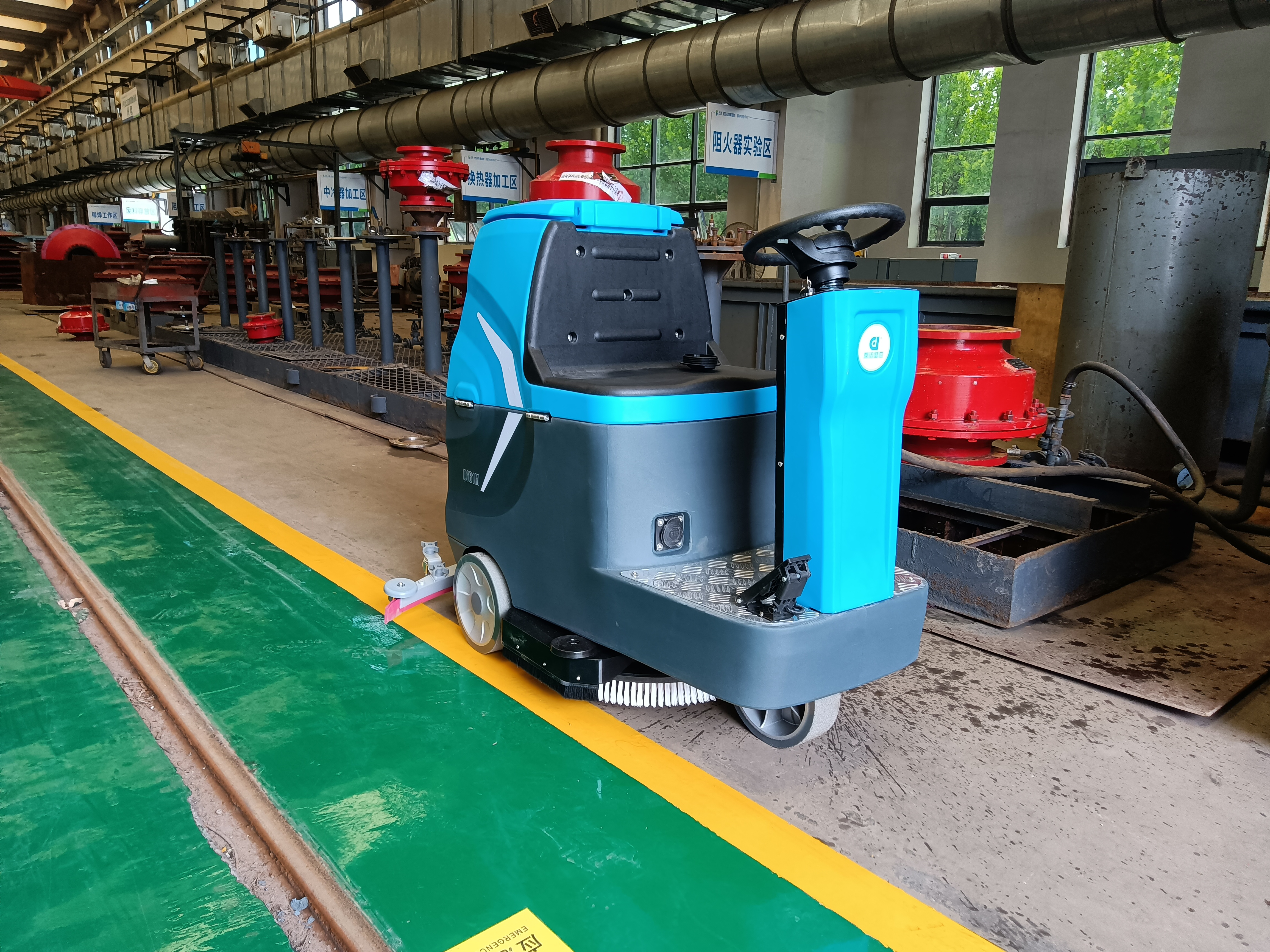 Workplaces with complex aisles are more suitable for hand-propelled floor washers.