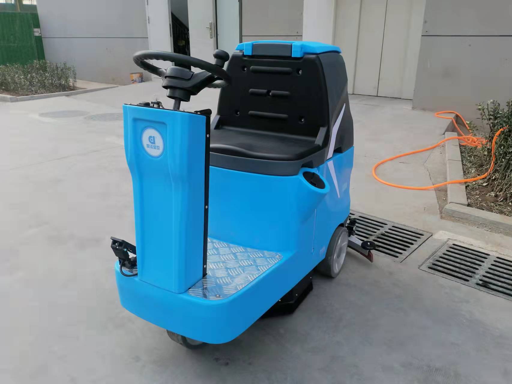 In 2024, more factories will choose floor scrubbers for cleaning