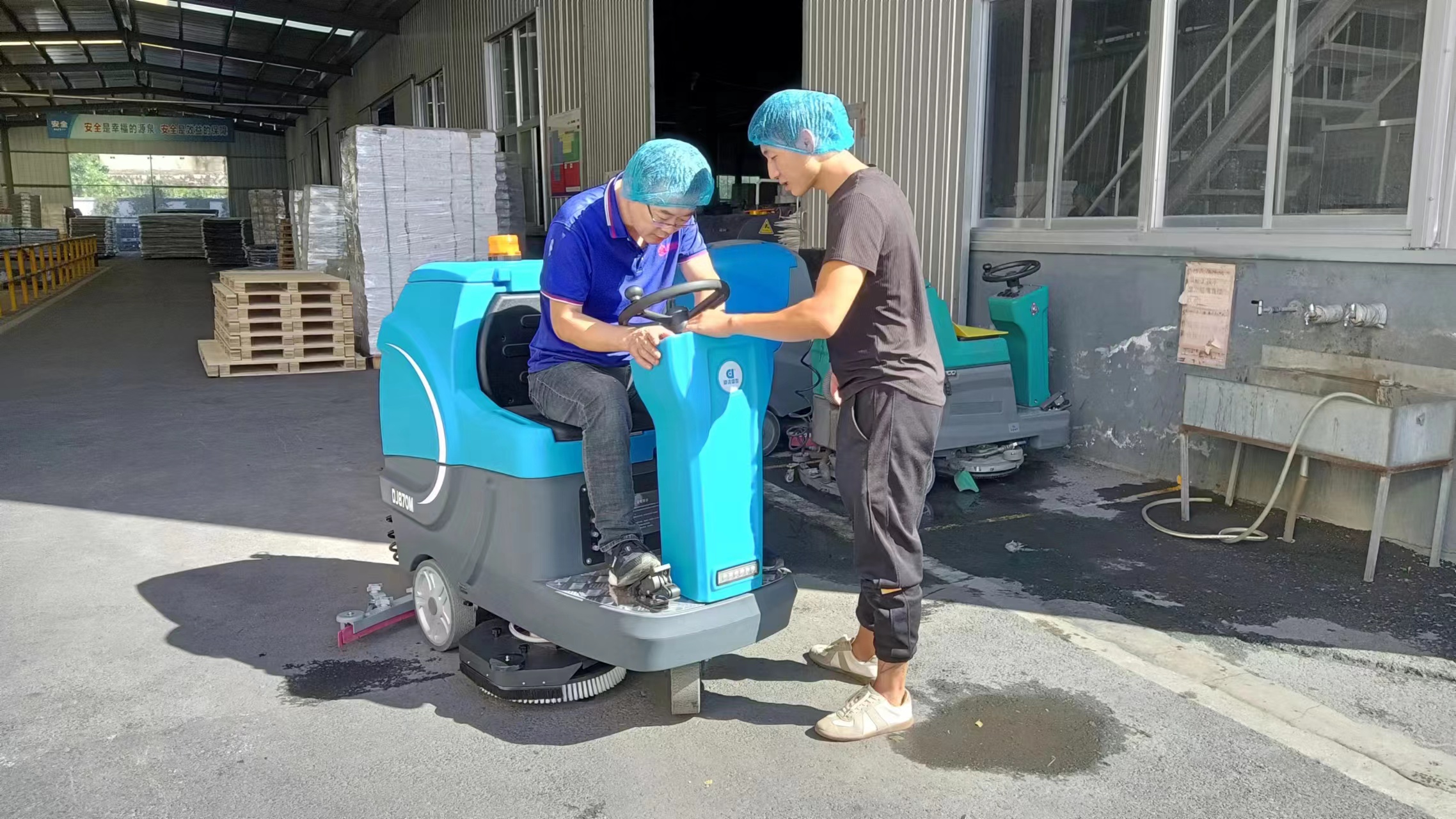 What to do if the floor scrubber does not absorb water well