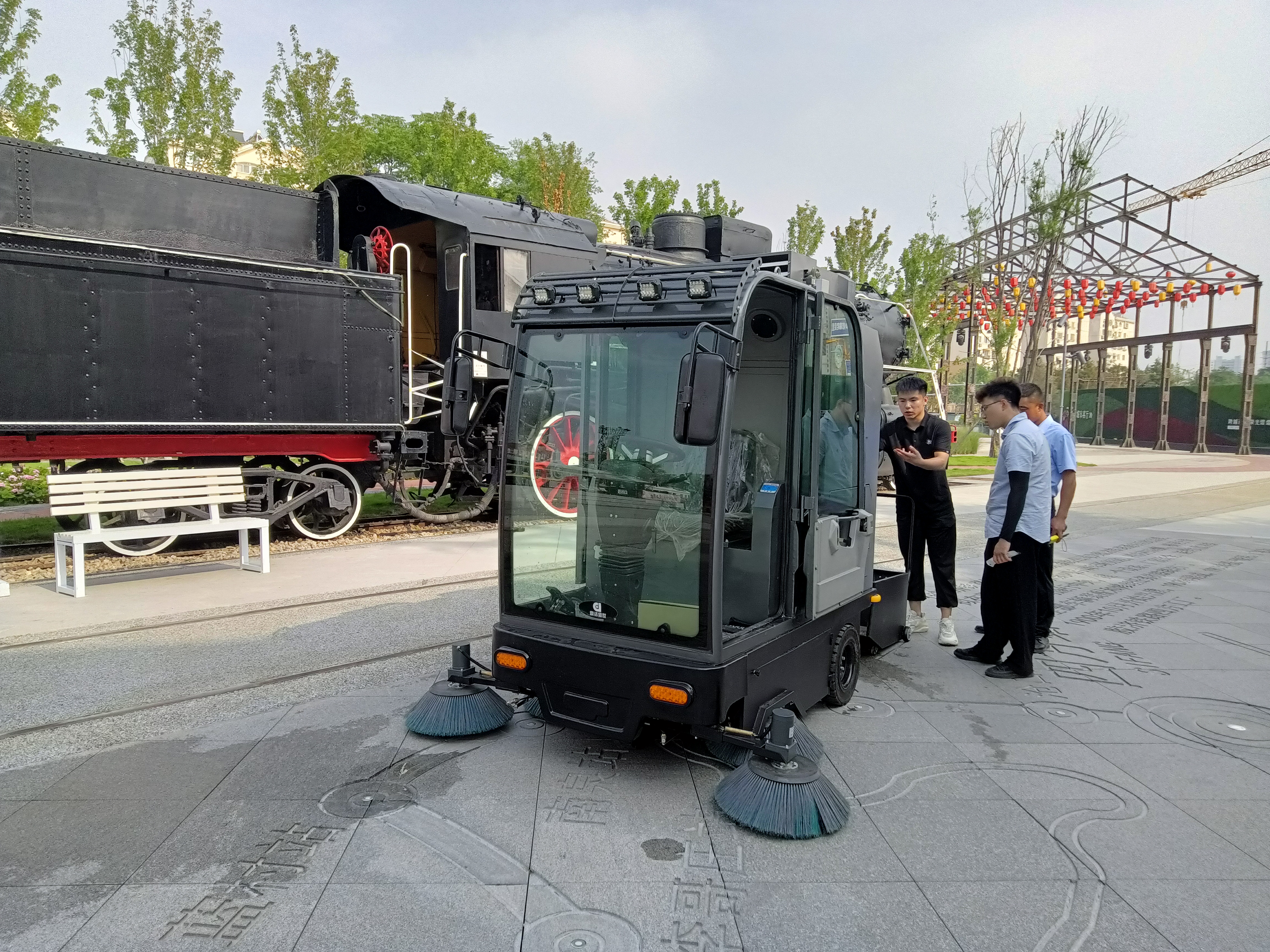 What should you pay attention to when purchasing a sweeper?