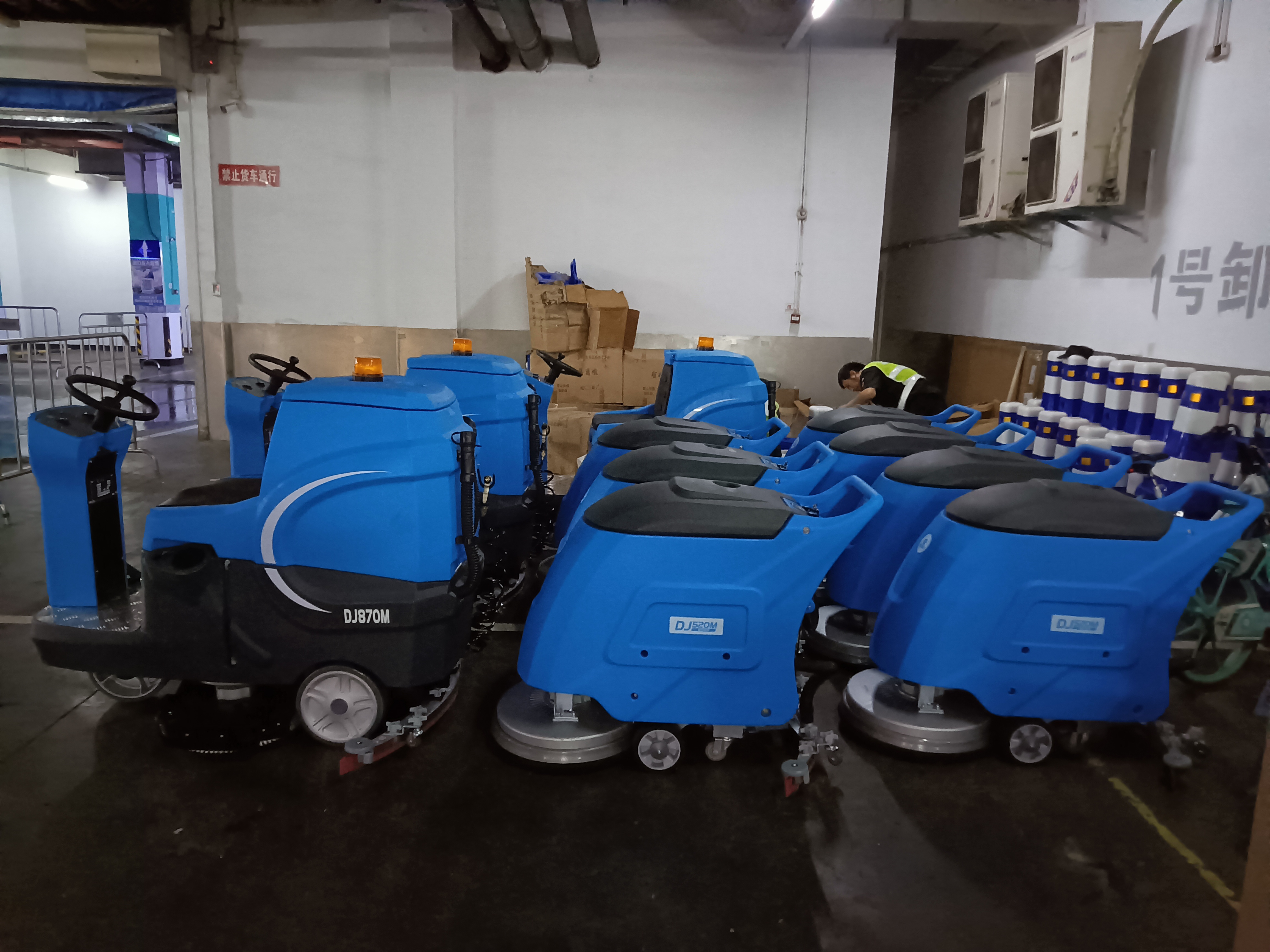The underground garage of the shopping mall purchased a batch of dust carts from our company