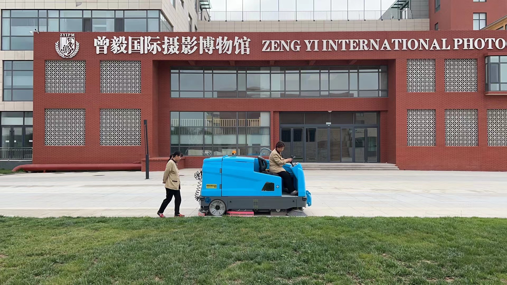 Floor scrubber solves station cleaning problem