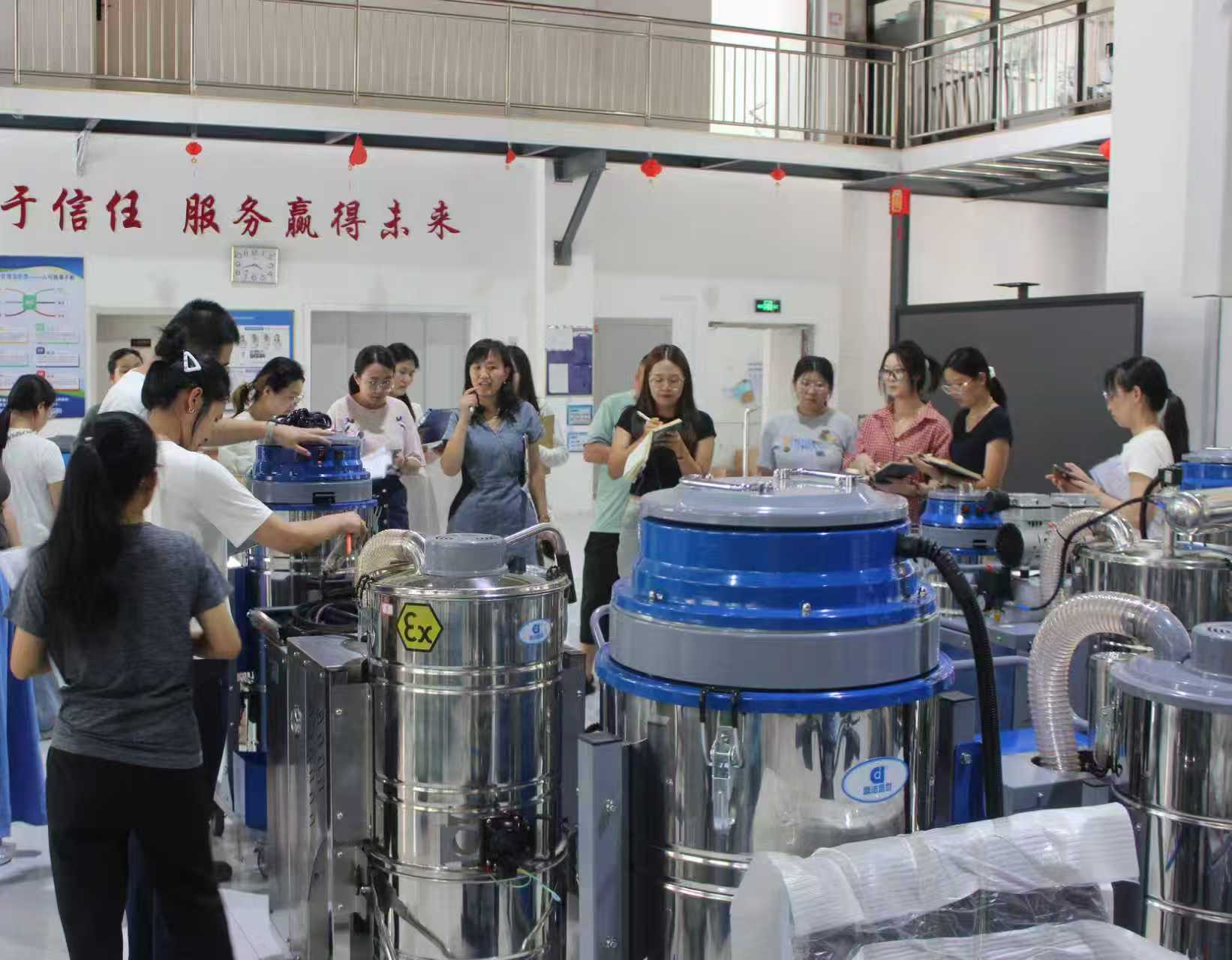 The staff of Dingjie Shengshi learned about industrial vacuum cleaners together in the exhibition hall