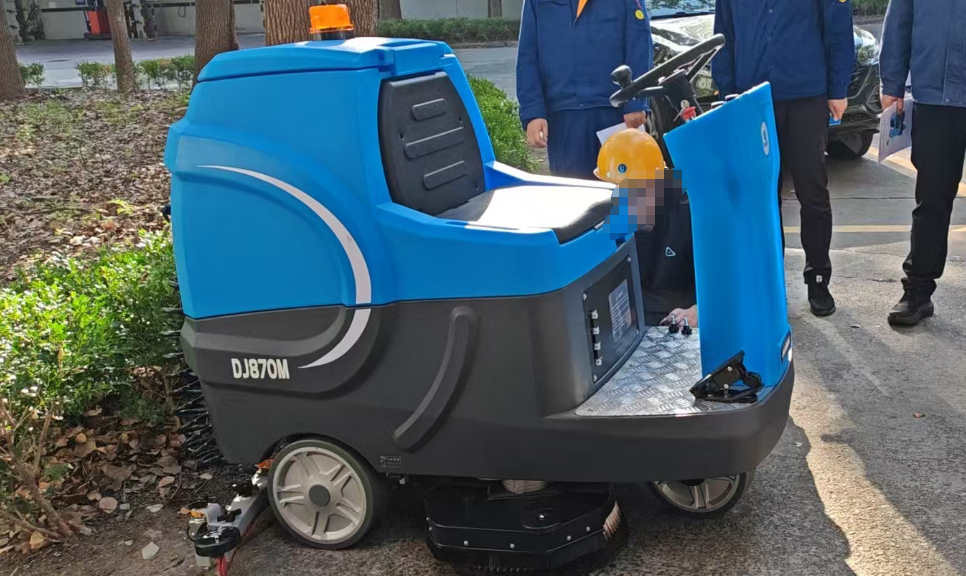Why are more and more factory workshops choosing to use floor scrubbers?