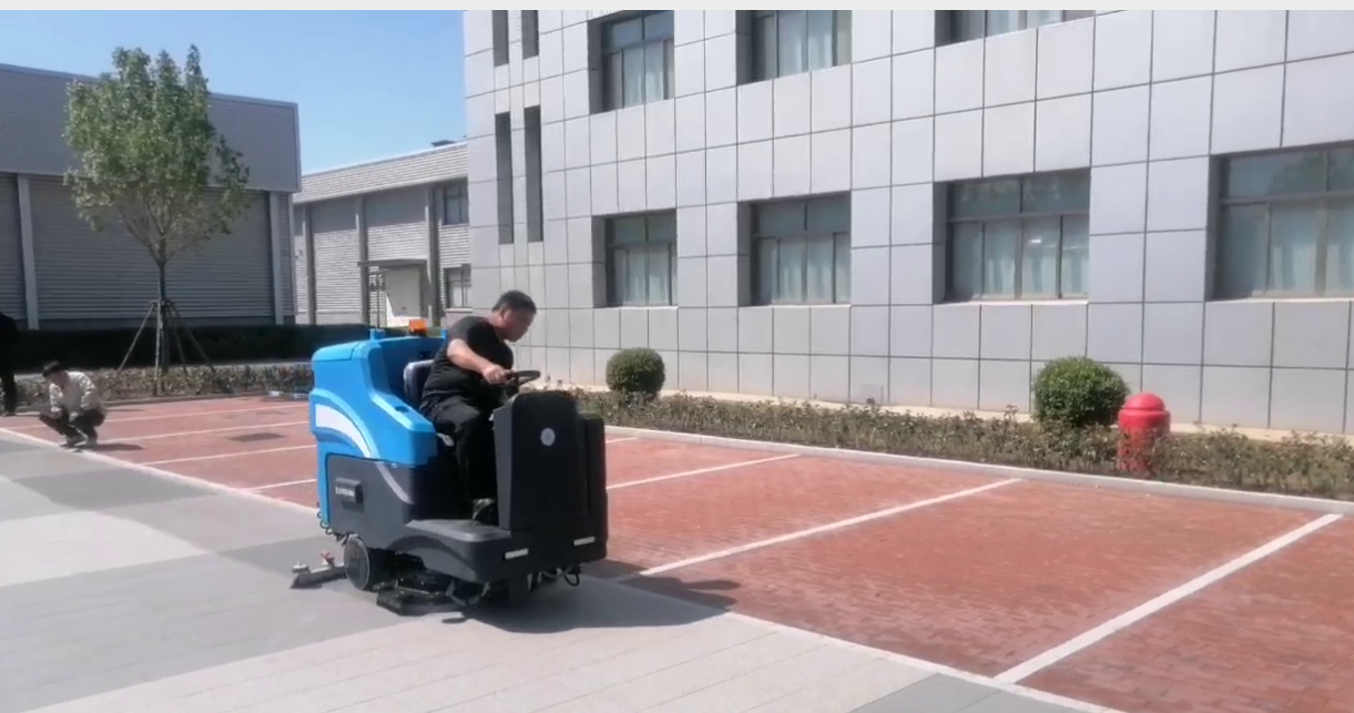 VDJ1060M floor scrubber real-world test Dual brush discs  front drive, doubling cleaning efficiency