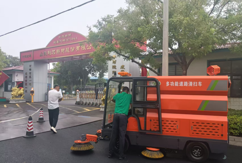 VDust Suppression & All-in-one Sweeping! Dingjie Shengshi Road Sweeper Delivered to Industrial Park to Remove Gravel and Dust