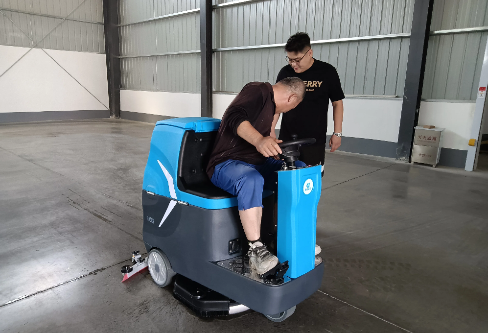 VShandong Dingjie Shengshi floor scrubbers appear on the streets of Zibo; their high-efficiency cleaning draws the attention of passersby.